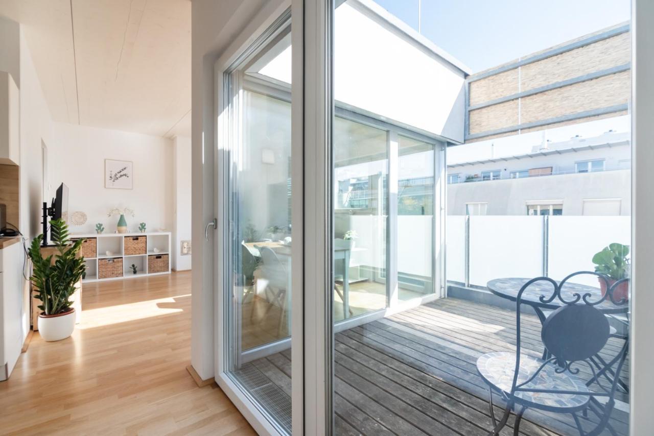 Helles, Neues Dg Apartment Mit Blick Zum Donauturm Vienna Exterior photo