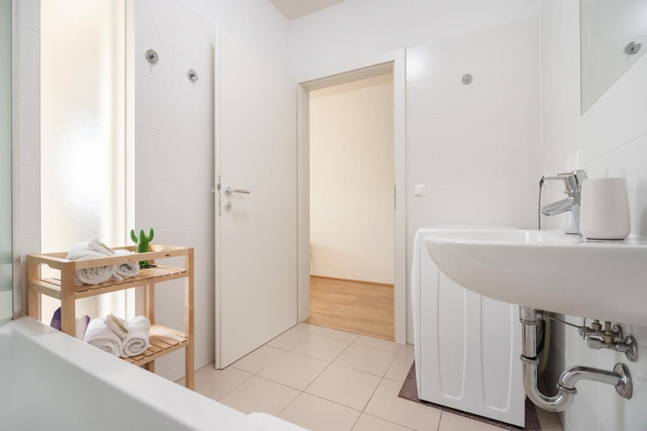 Helles, Neues Dg Apartment Mit Blick Zum Donauturm Vienna Exterior photo