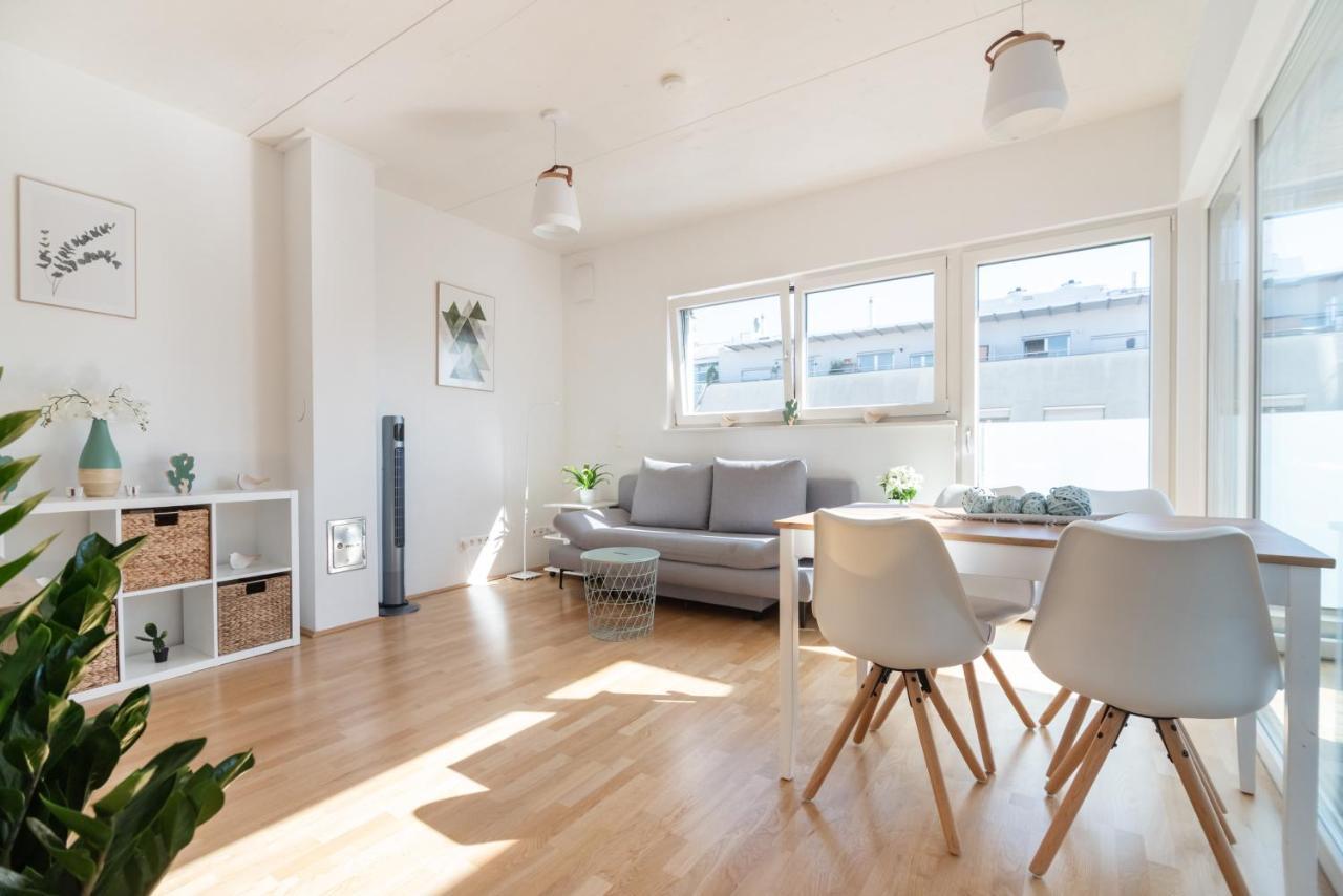Helles, Neues Dg Apartment Mit Blick Zum Donauturm Vienna Exterior photo